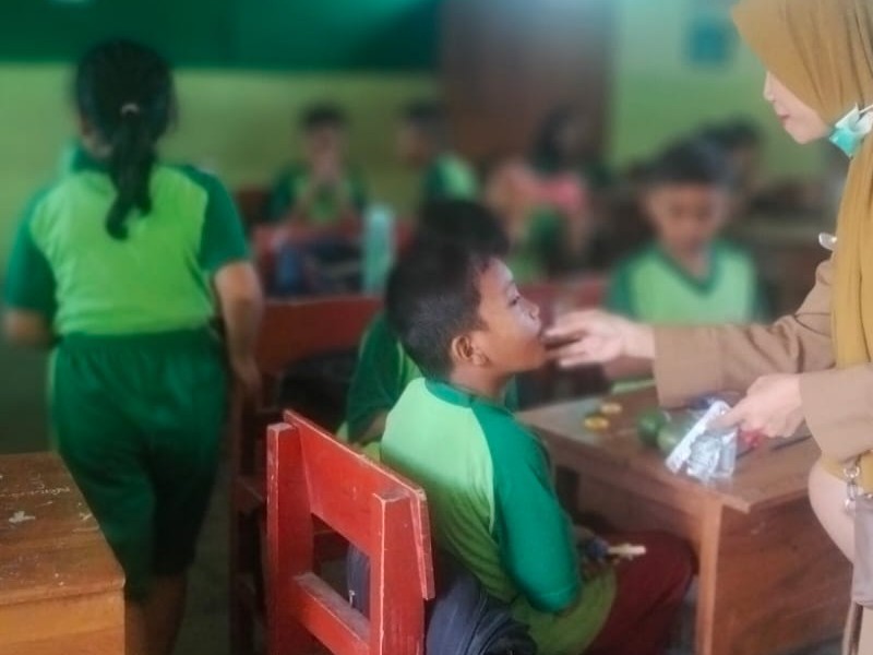 Pemberian Obat Cacing di SD Negeri 2 Buduan